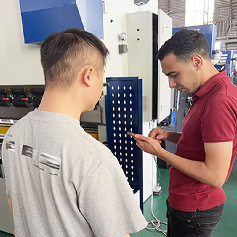 I clienti nigeriani hanno visitato la fabbrica di presse piegatrici ZYCO per l'ispezione e l'accettazione