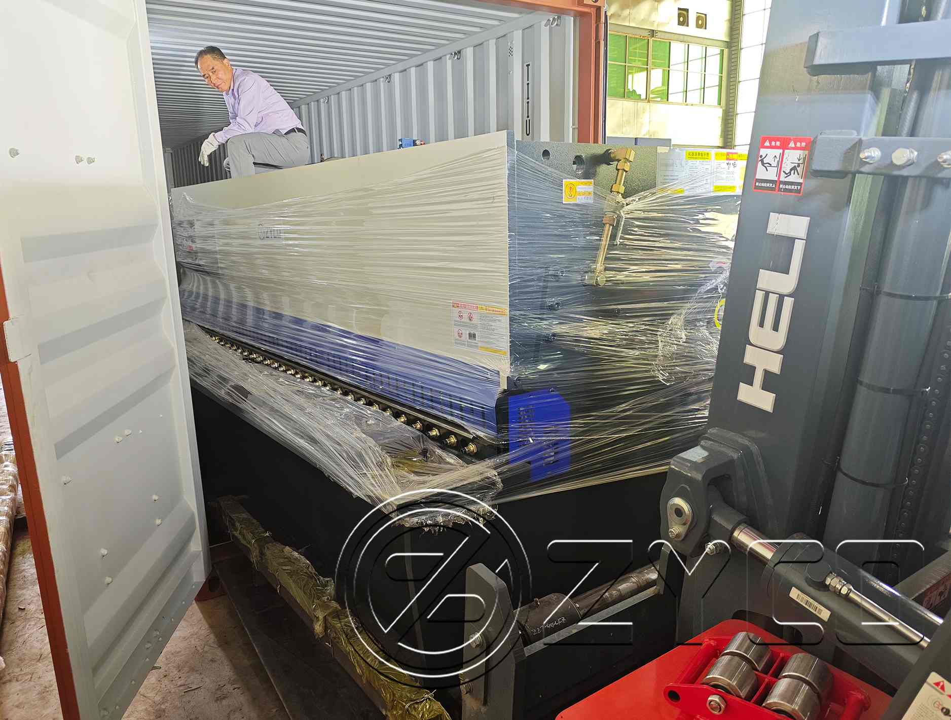 Hydraulic guillotine shearing machine
