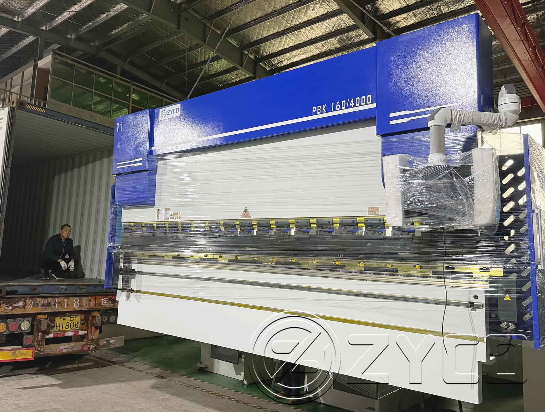 Twist axis synchronous bending machine