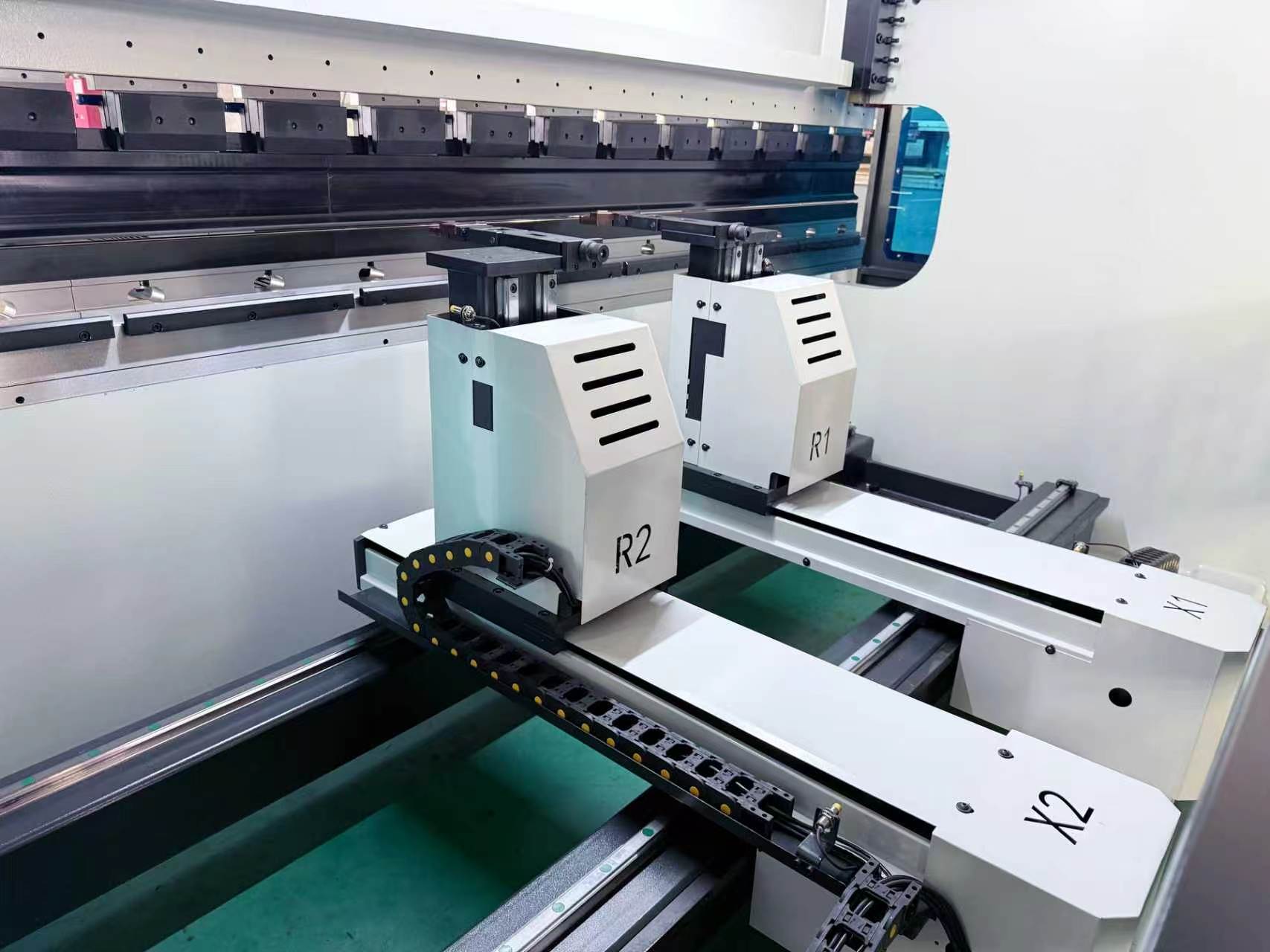 Twist axis synchronous bending machine